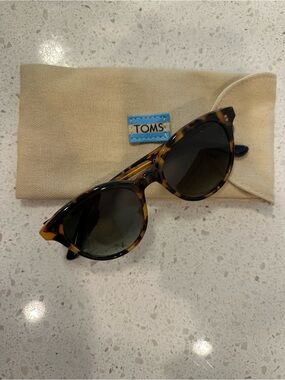 TOMS Tortoiseshell Frame Sunglasses with Dark Lenses Aaryn, New Summer Classic